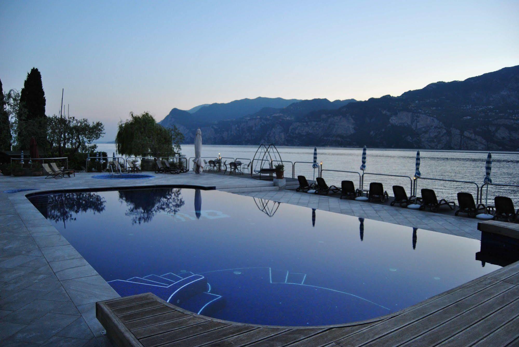 Hotel Sailing Center Мальчезине Экстерьер фото